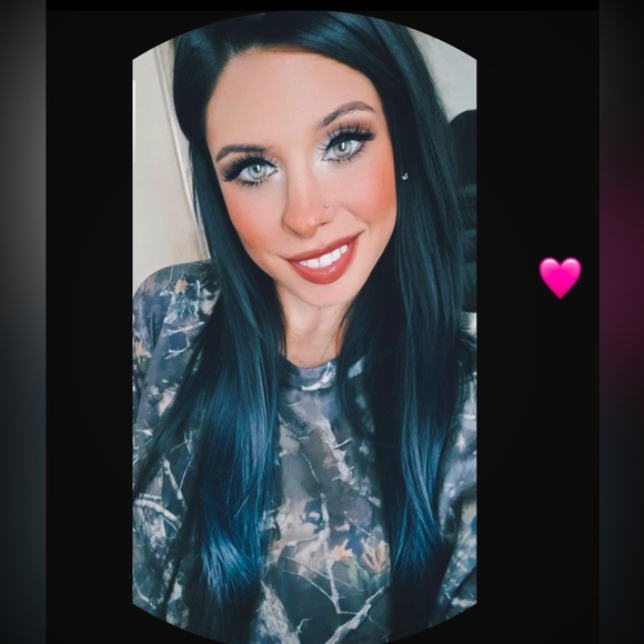 Meet your Posher, Nicole - Picture 1 of 2